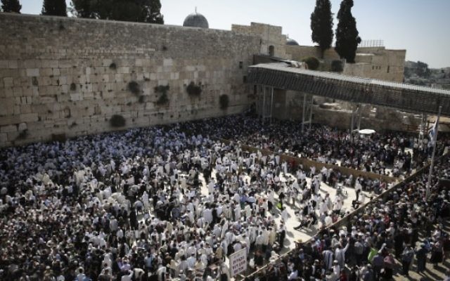 Des Juifs pratiquants au mur Occidental, vêtus de leurs Taliths en période de Pessah - 17 avril 2014 (Crédit : Hadas Parush Flash 90) Des Juifs pratiquants au mur Occidental, vêtus de leurs Taliths en période de Pessah - 17 avril 2014 (Crédit : Hadas Parush Flash 90)